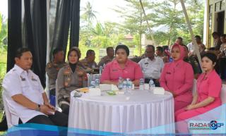 Sambut HUT Bhayangkara, Polresta Deli Serdang Salurkan Air Bersih dan Bagikan Sembako Pada Warga